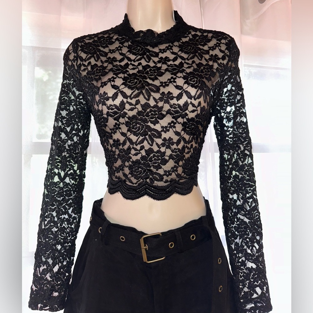 >> SOLD on DEPOP <<
H&M BLACK LACE MOCK NECK CROP LONG SLEEVE TOP (SIZE MEDIUM)